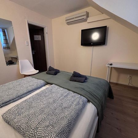 Airportmax Panzio Bed & Breakfast Vecses Bagian luar foto
