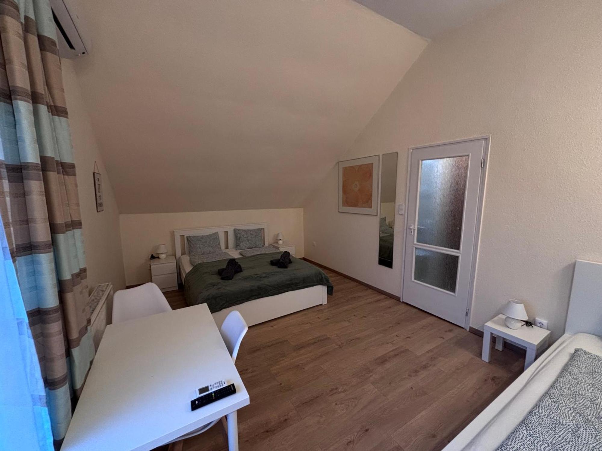 Airportmax Panzio Bed & Breakfast Vecses Bagian luar foto