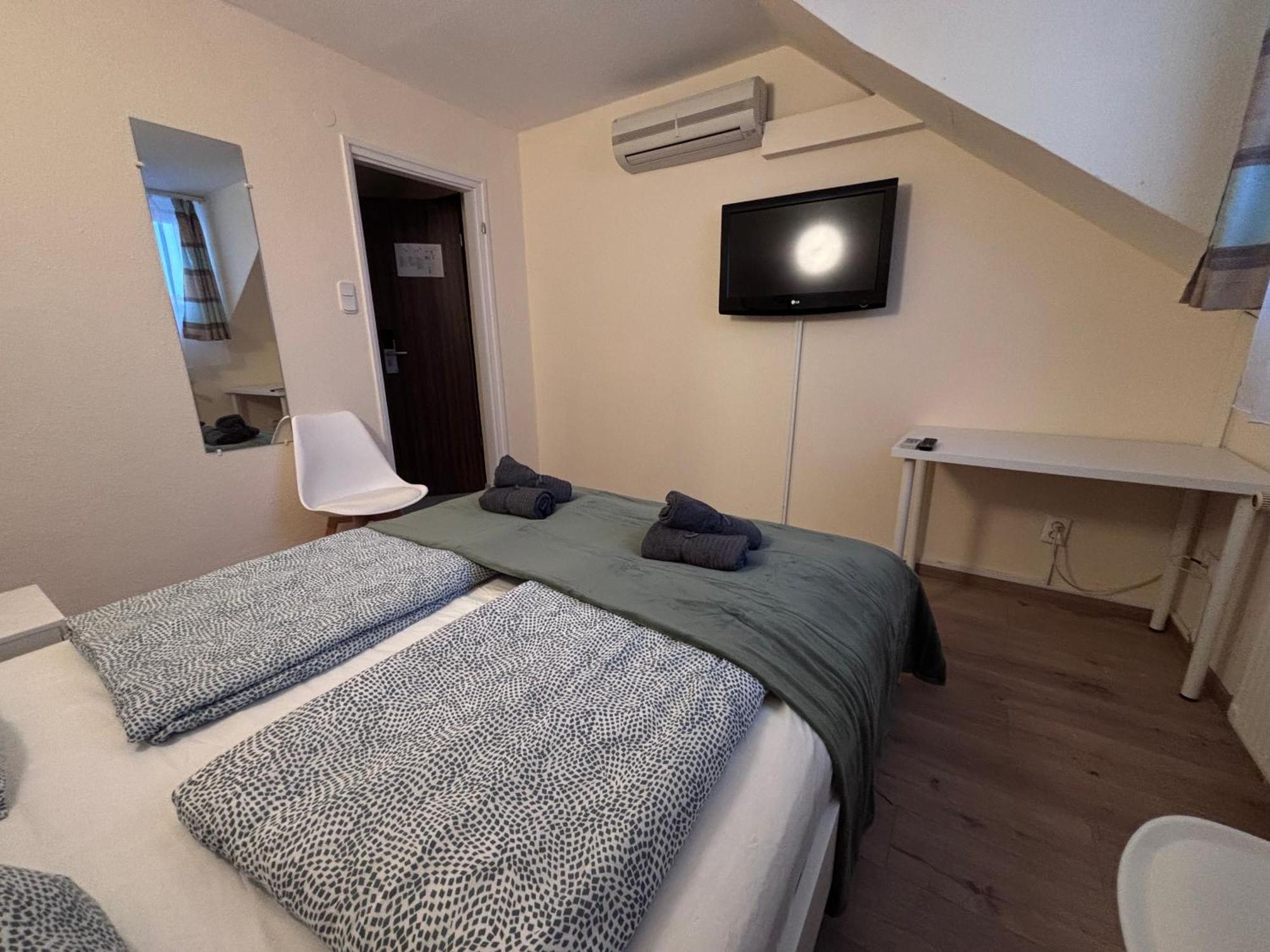 Airportmax Panzio Bed & Breakfast Vecses Bagian luar foto