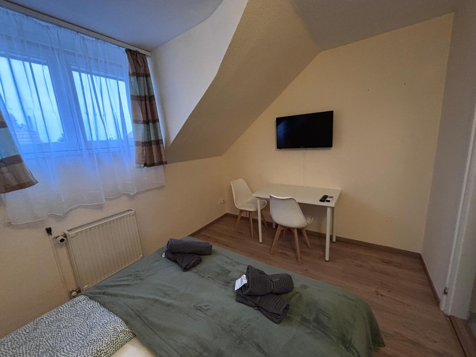 Airportmax Panzio Bed & Breakfast Vecses Bagian luar foto