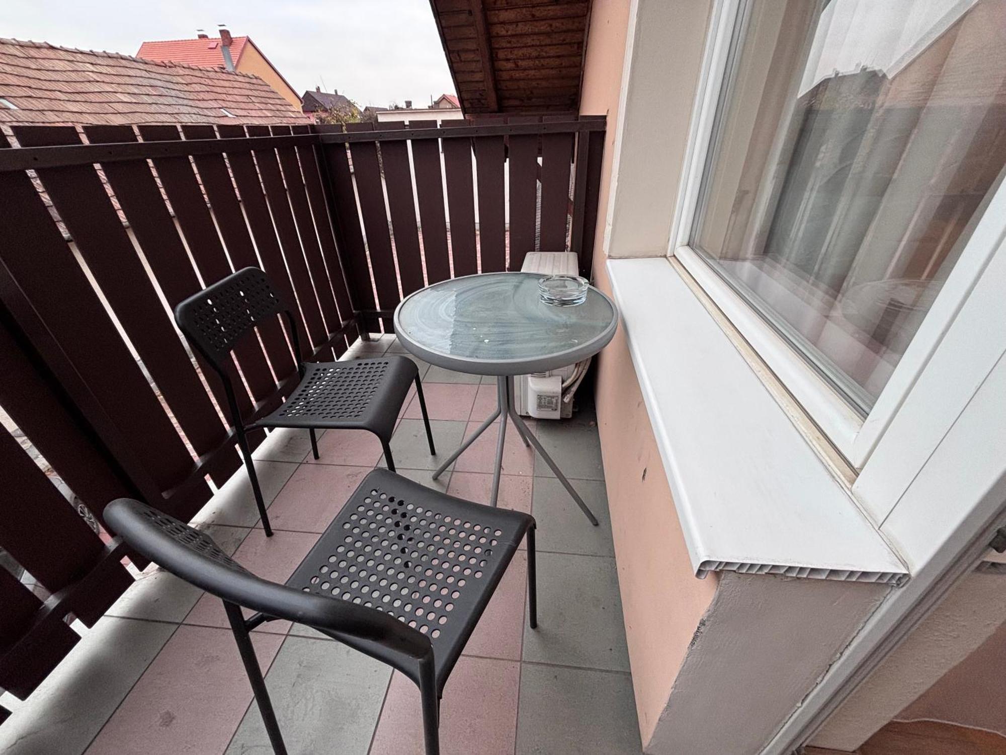 Airportmax Panzio Bed & Breakfast Vecses Bagian luar foto