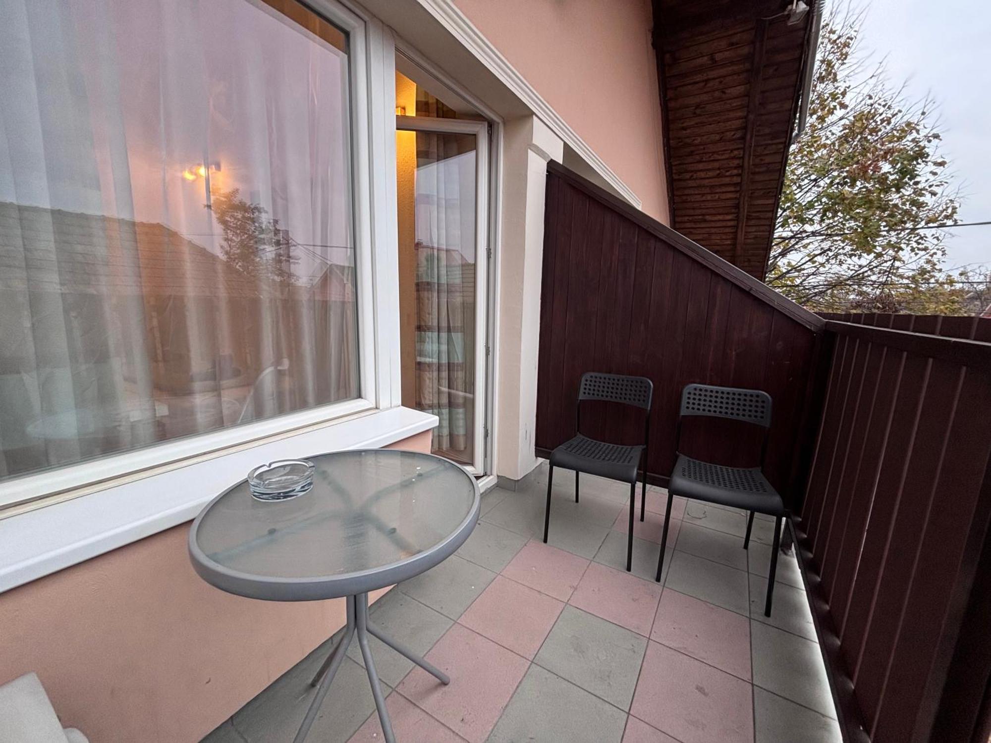 Airportmax Panzio Bed & Breakfast Vecses Bagian luar foto