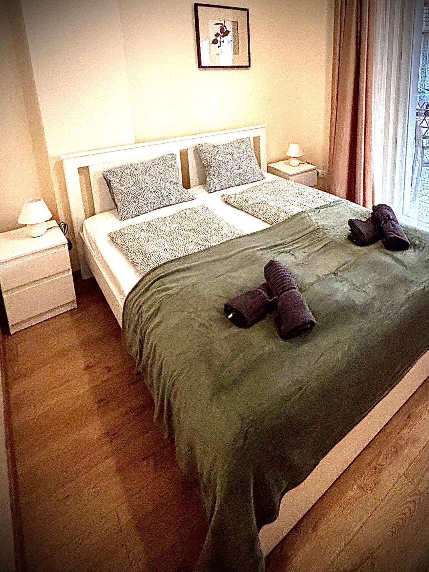 Airportmax Panzio Bed & Breakfast Vecses Bagian luar foto