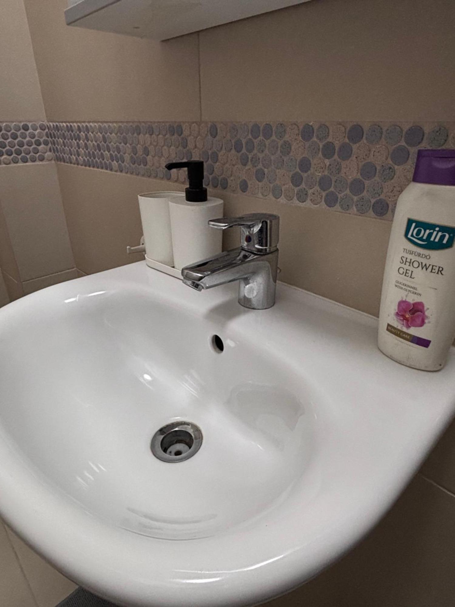Airportmax Panzio Bed & Breakfast Vecses Bagian luar foto