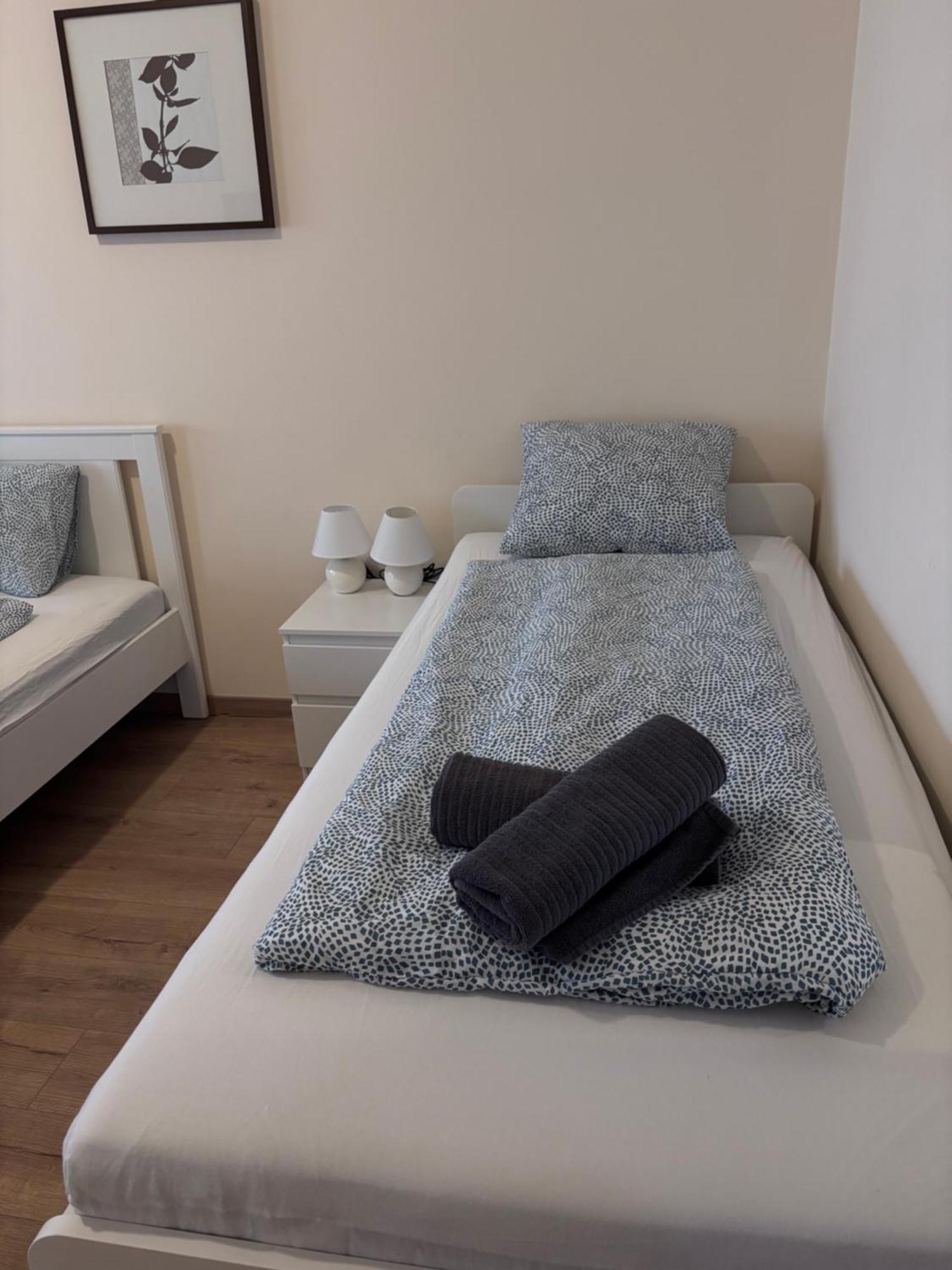 Airportmax Panzio Bed & Breakfast Vecses Bagian luar foto