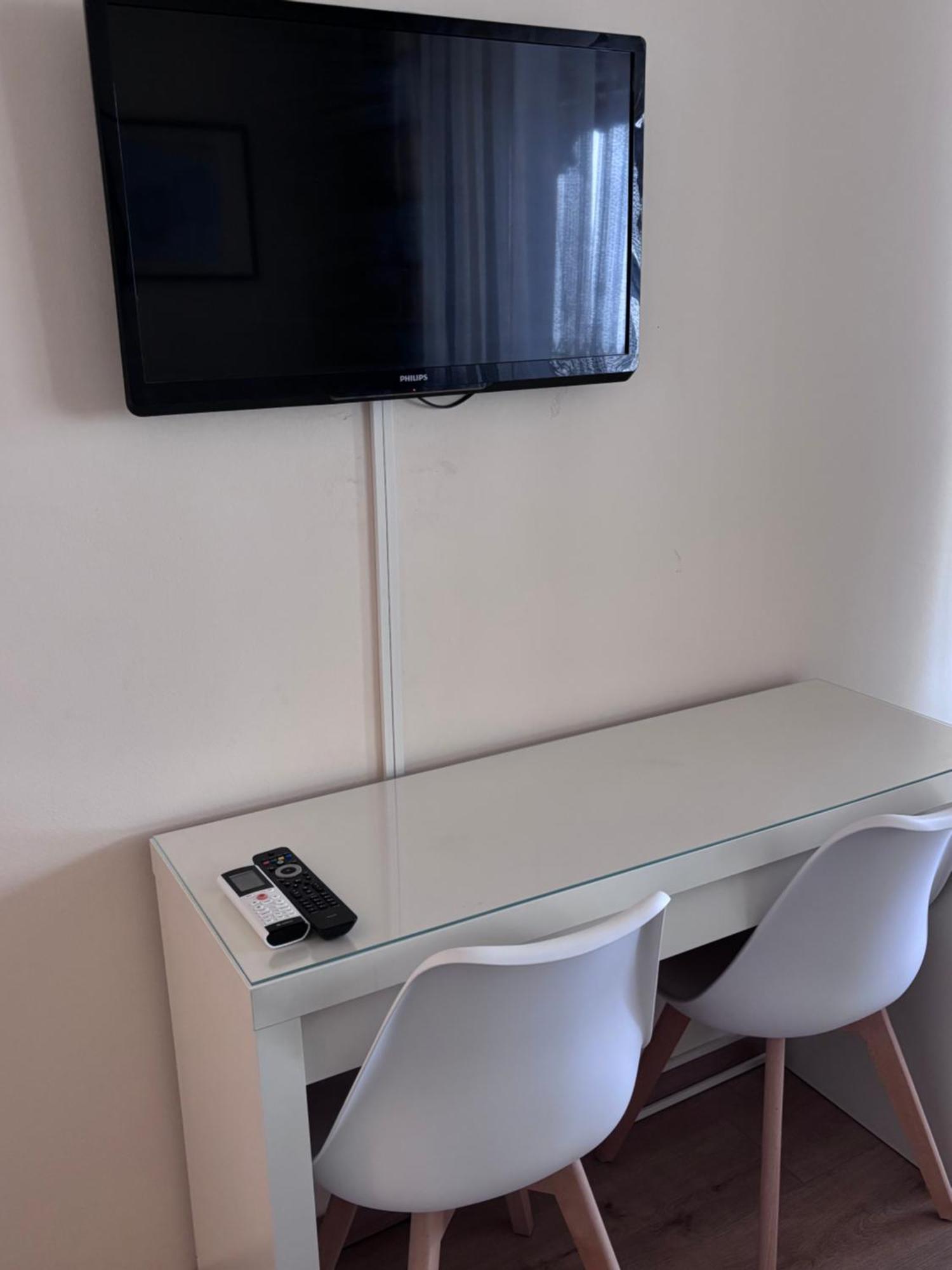 Airportmax Panzio Bed & Breakfast Vecses Bagian luar foto