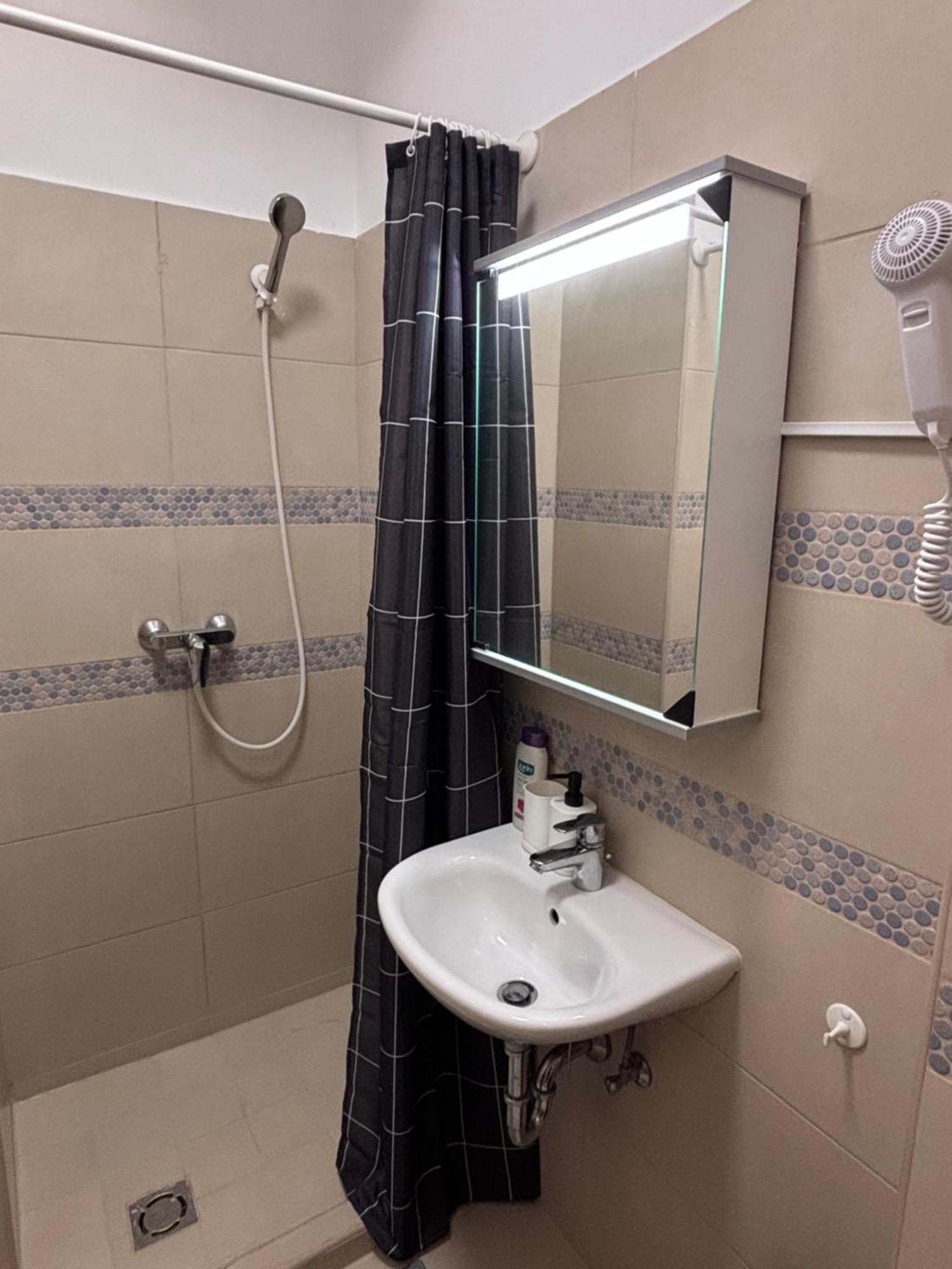 Airportmax Panzio Bed & Breakfast Vecses Bagian luar foto