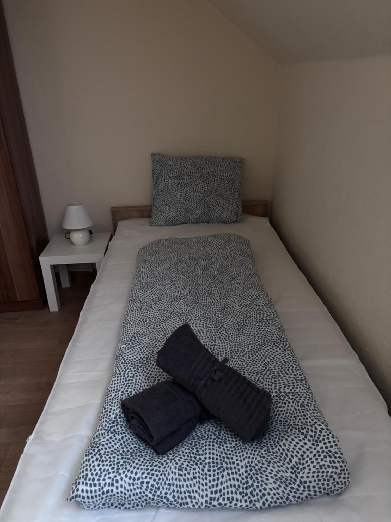 Airportmax Panzio Bed & Breakfast Vecses Bagian luar foto