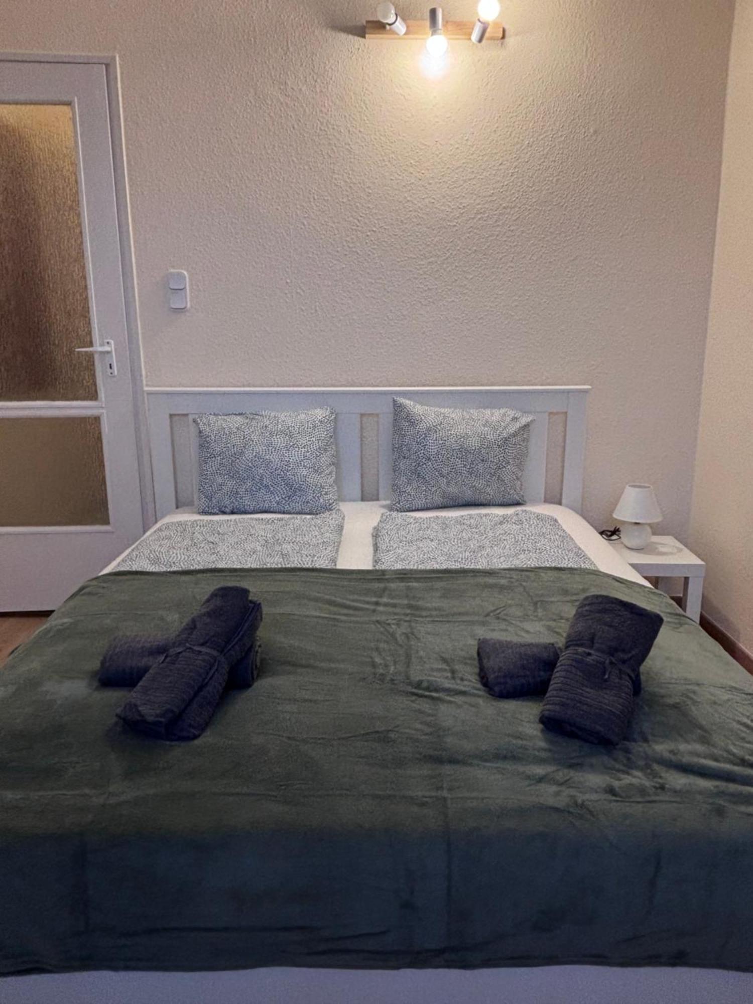 Airportmax Panzio Bed & Breakfast Vecses Bagian luar foto