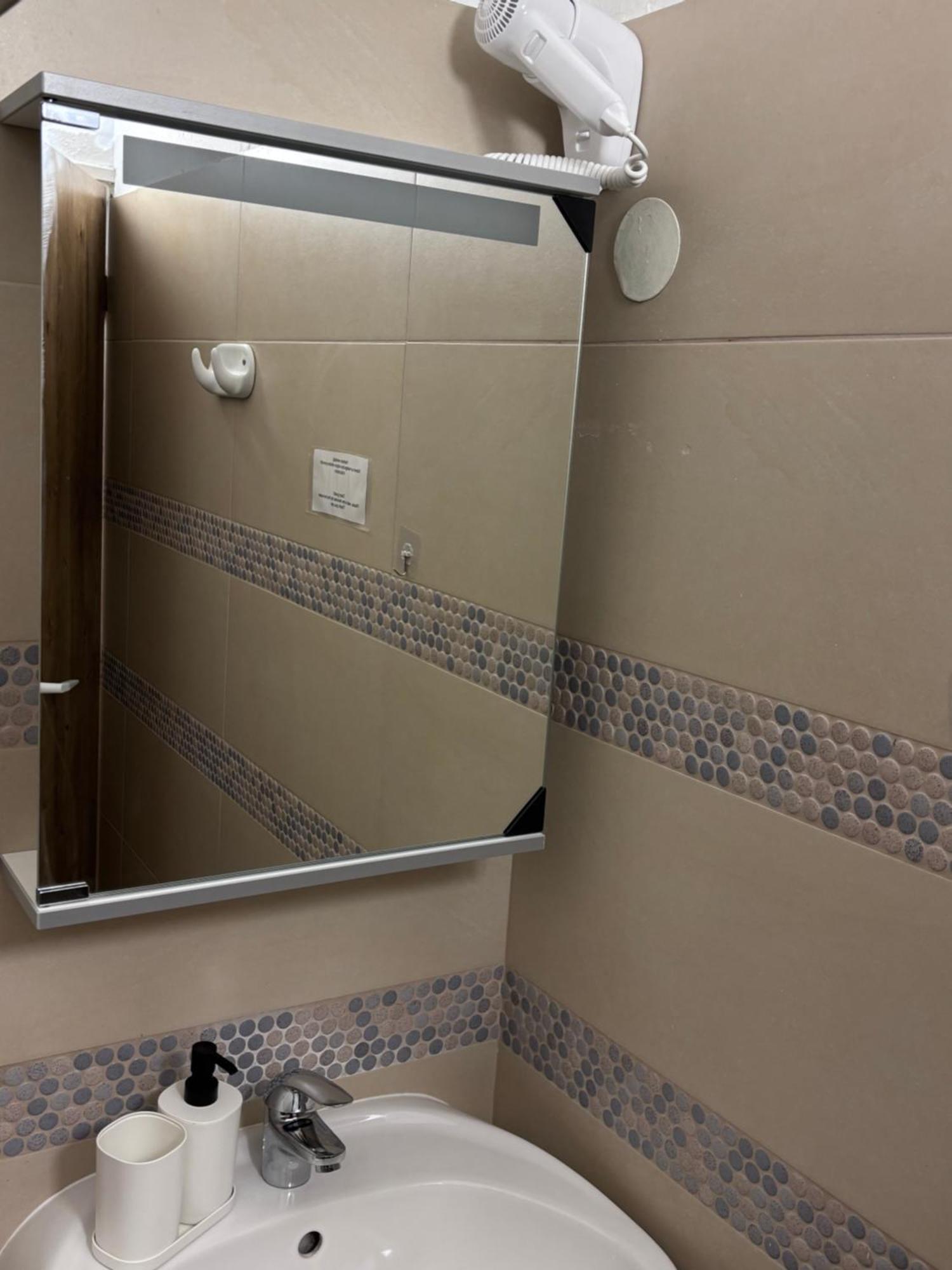 Airportmax Panzio Bed & Breakfast Vecses Bagian luar foto