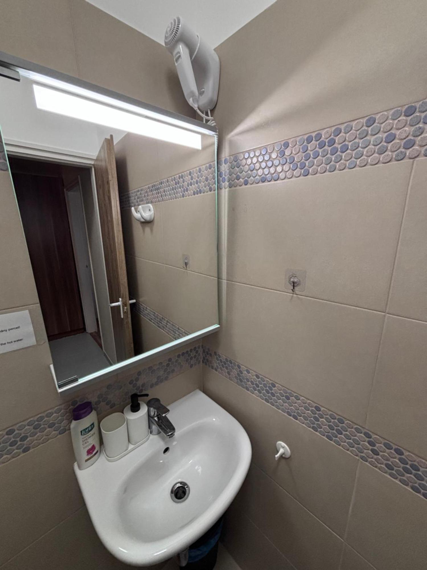 Airportmax Panzio Bed & Breakfast Vecses Bagian luar foto