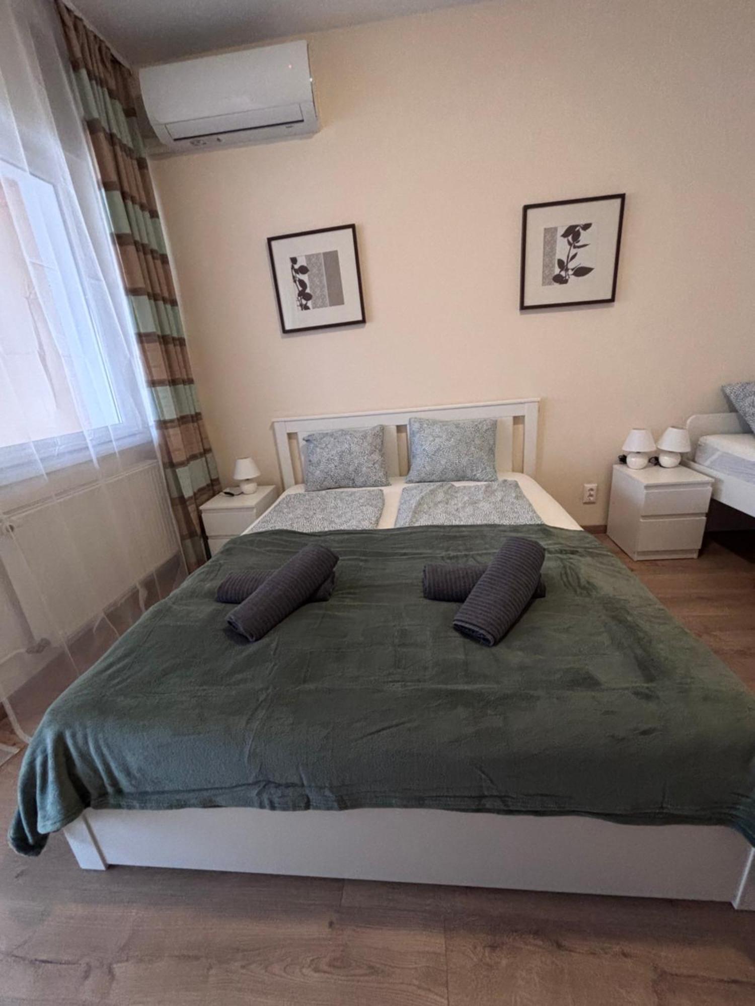 Airportmax Panzio Bed & Breakfast Vecses Bagian luar foto