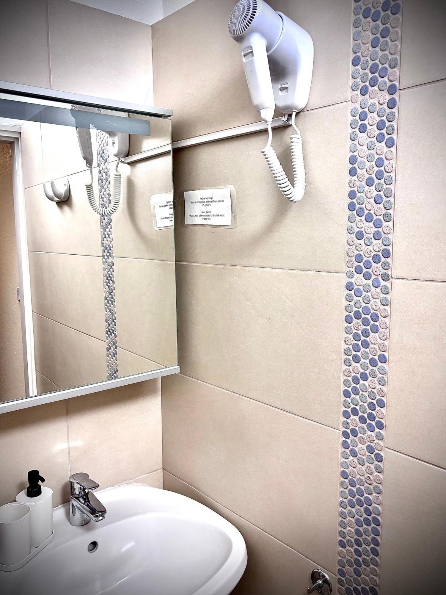 Airportmax Panzio Bed & Breakfast Vecses Bagian luar foto