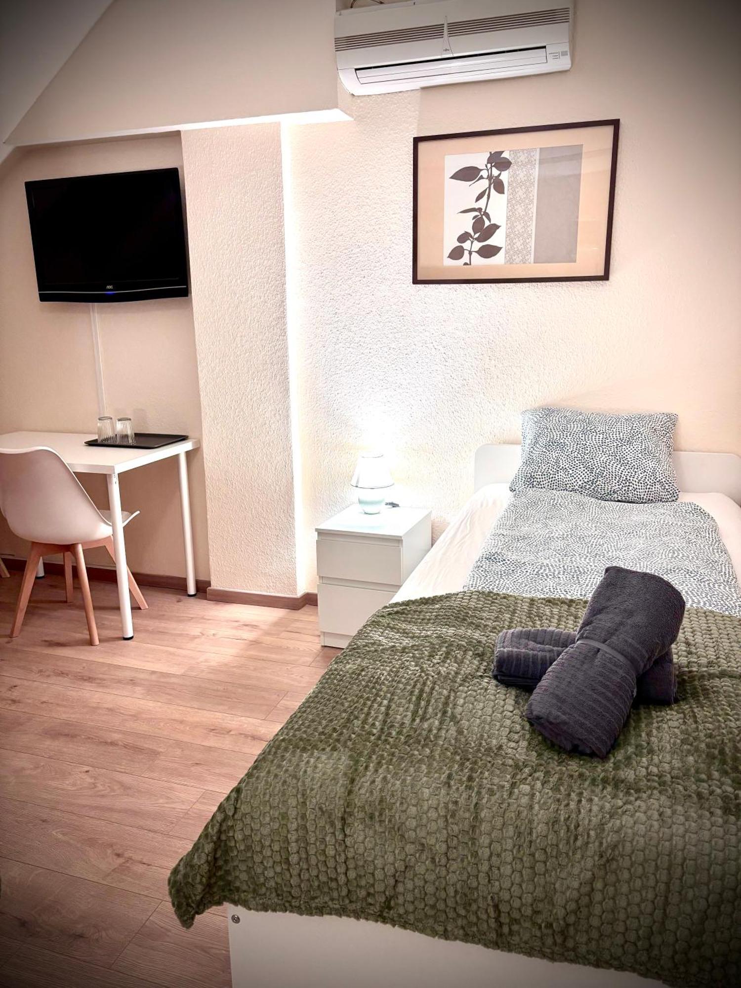 Airportmax Panzio Bed & Breakfast Vecses Bagian luar foto