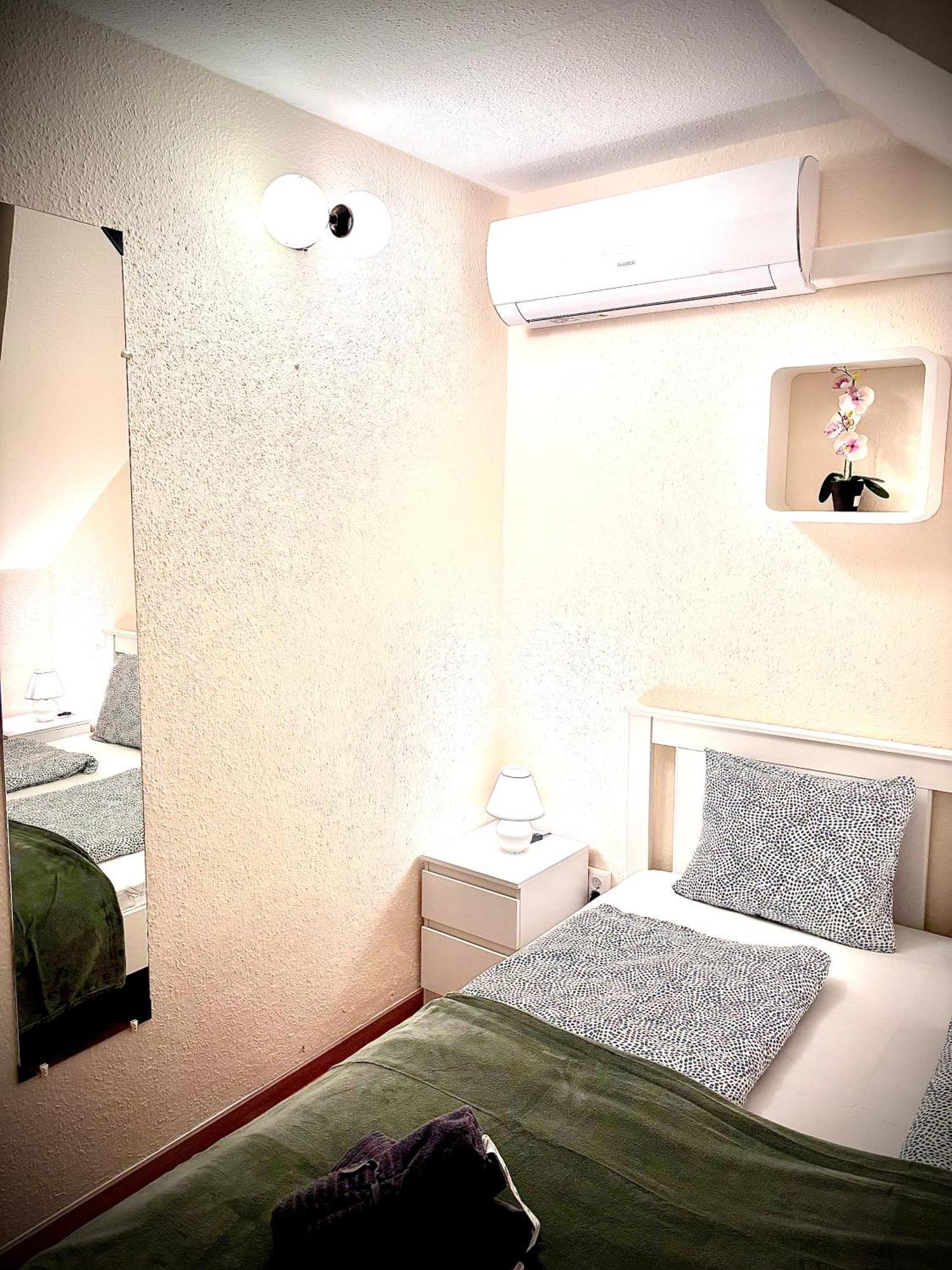 Airportmax Panzio Bed & Breakfast Vecses Bagian luar foto
