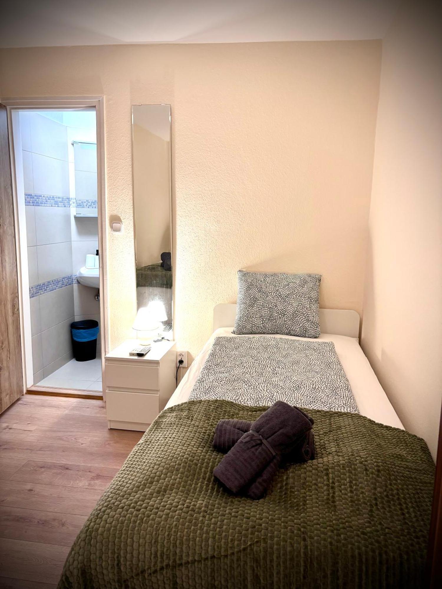Airportmax Panzio Bed & Breakfast Vecses Bagian luar foto