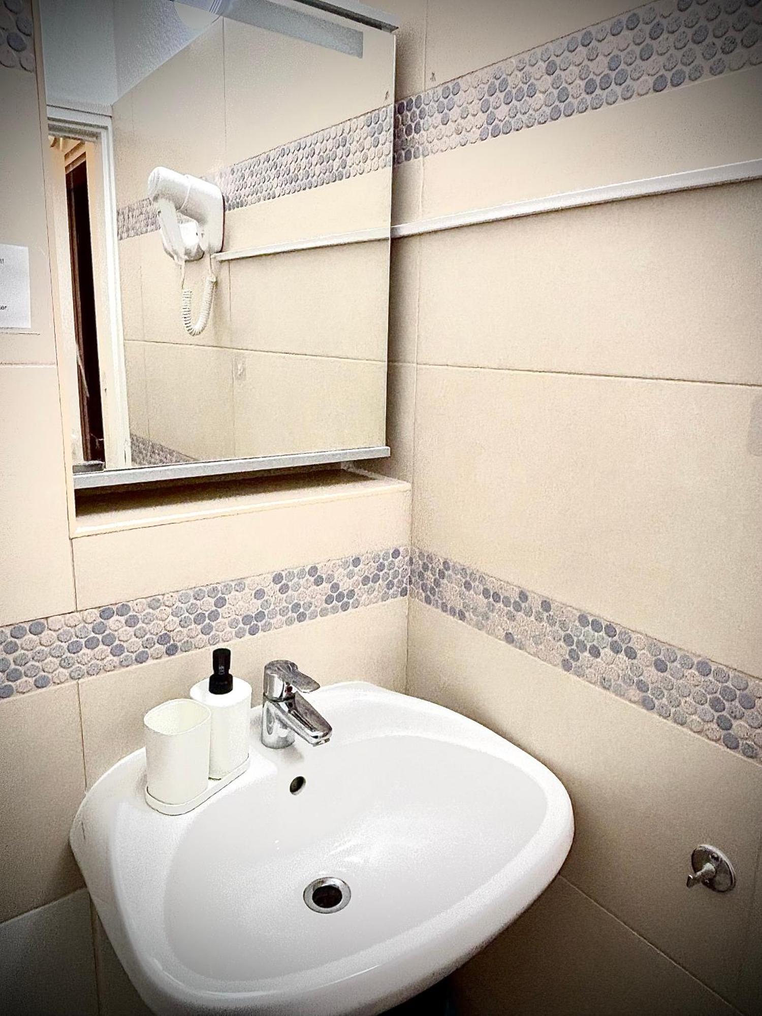 Airportmax Panzio Bed & Breakfast Vecses Bagian luar foto