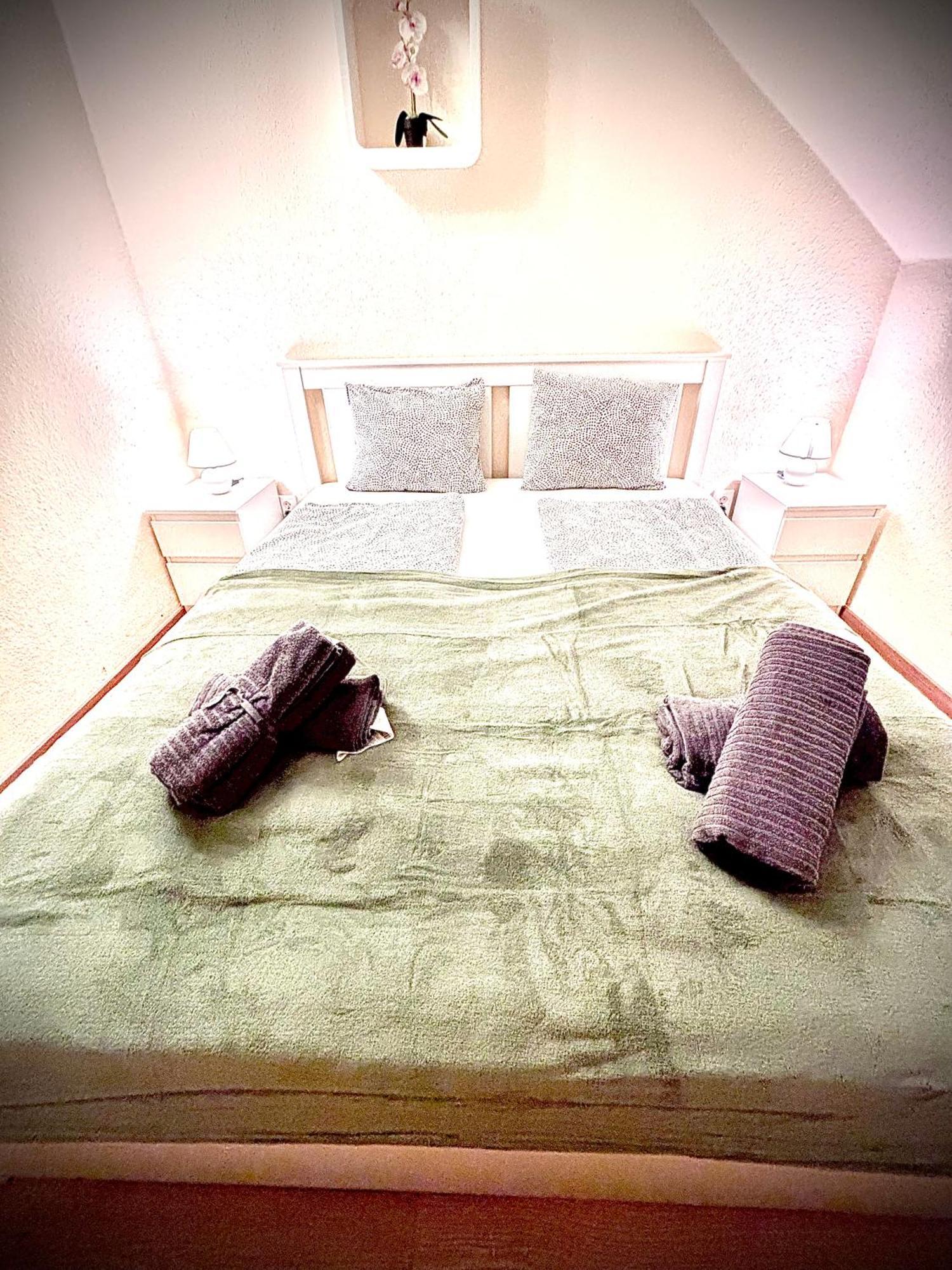 Airportmax Panzio Bed & Breakfast Vecses Bagian luar foto