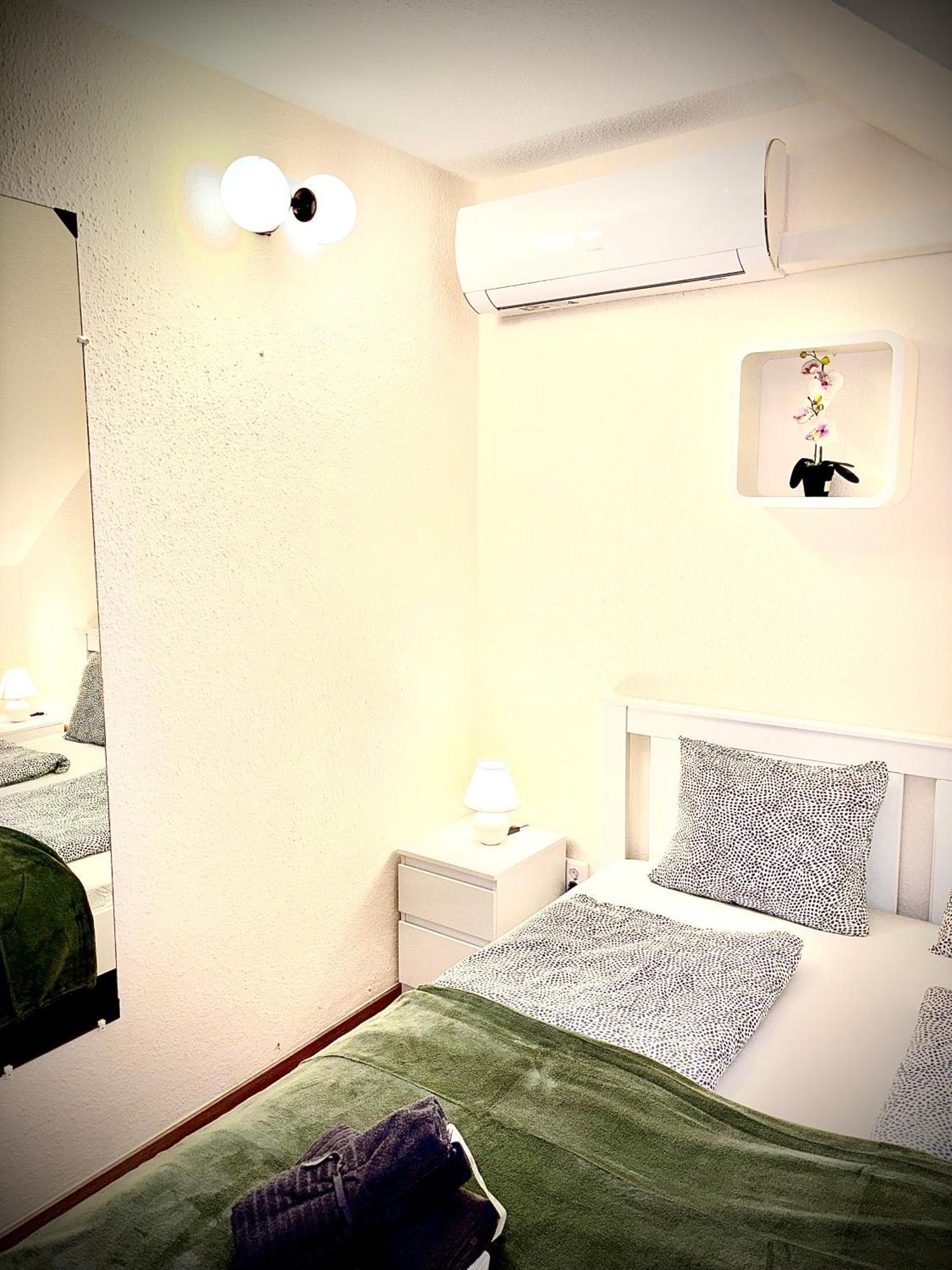Airportmax Panzio Bed & Breakfast Vecses Bagian luar foto