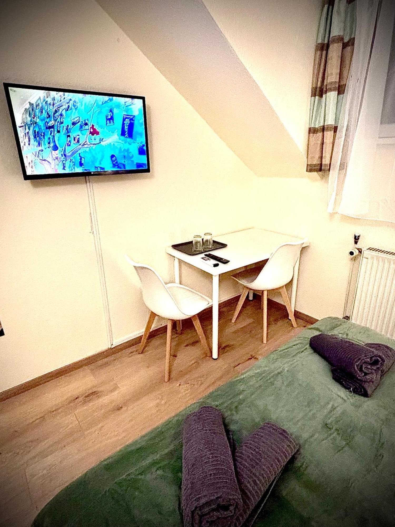 Airportmax Panzio Bed & Breakfast Vecses Bagian luar foto