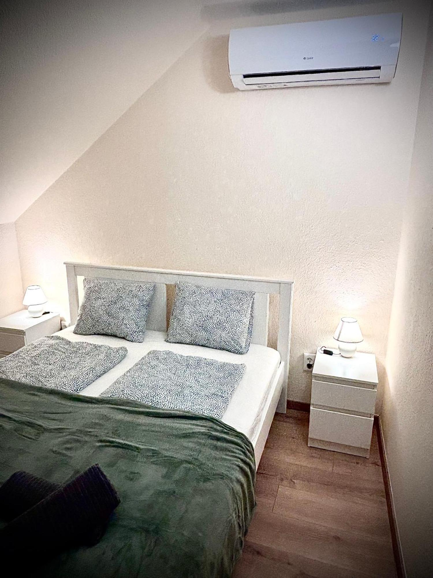 Airportmax Panzio Bed & Breakfast Vecses Bagian luar foto