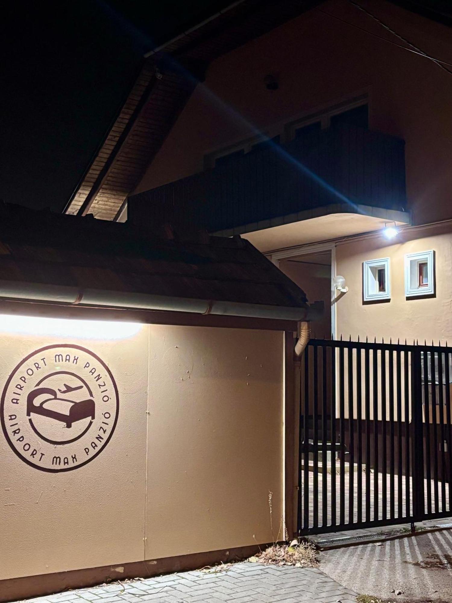 Airportmax Panzio Bed & Breakfast Vecses Bagian luar foto