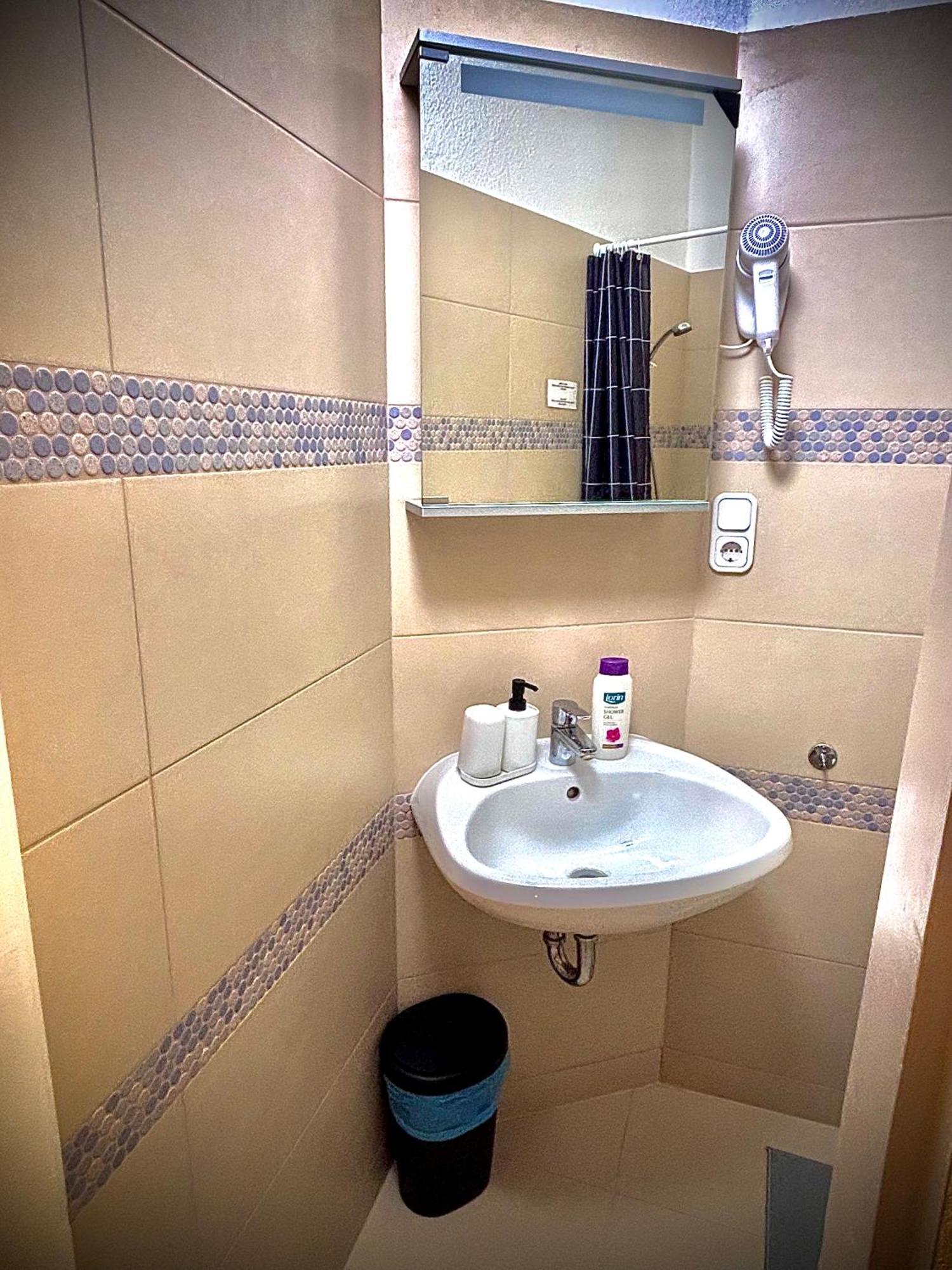 Airportmax Panzio Bed & Breakfast Vecses Bagian luar foto