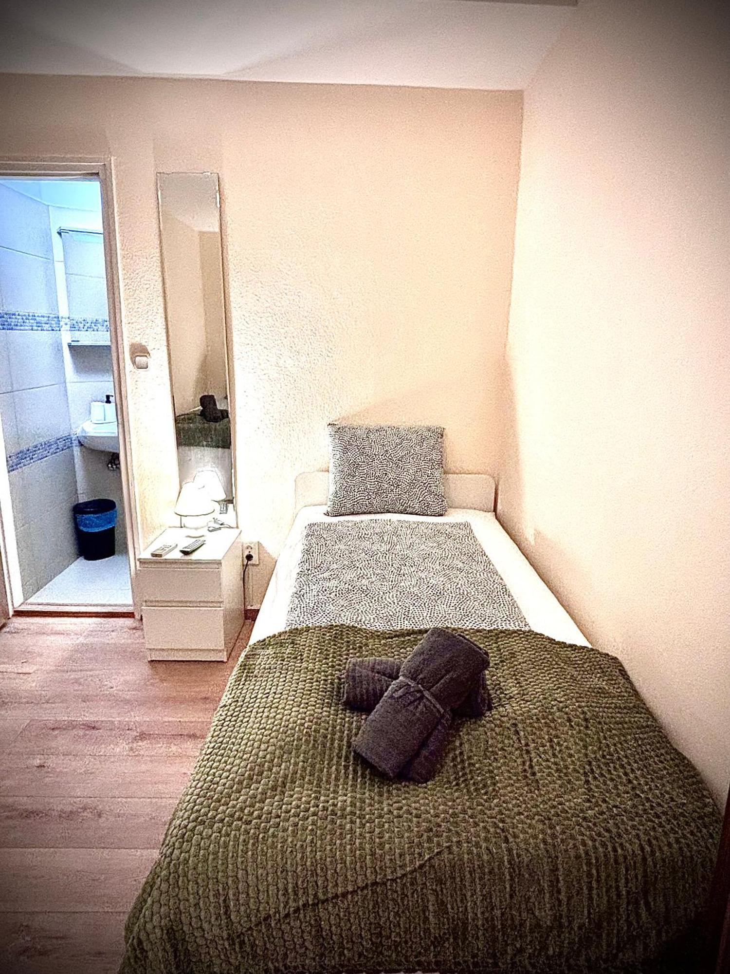 Airportmax Panzio Bed & Breakfast Vecses Bagian luar foto