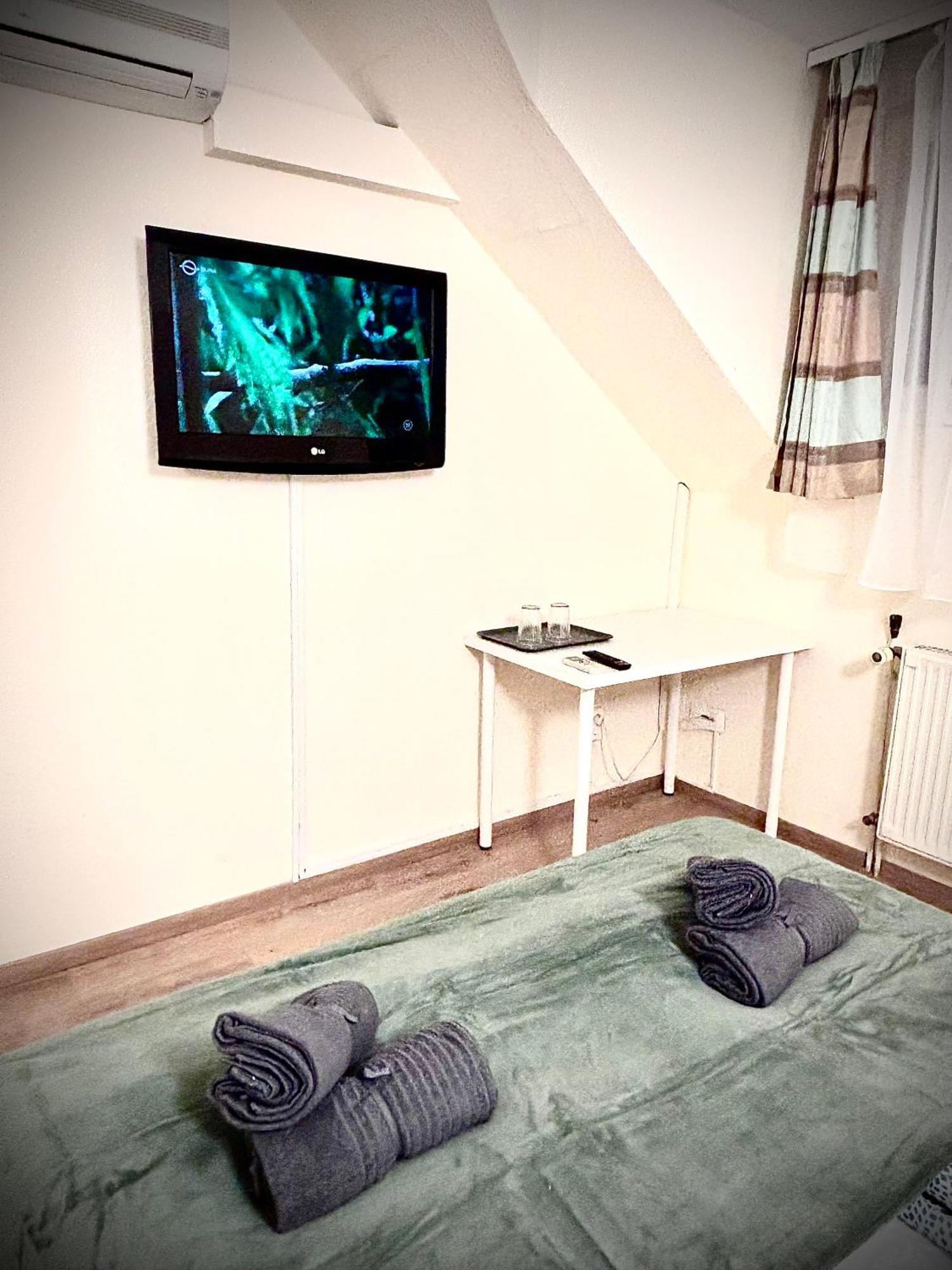 Airportmax Panzio Bed & Breakfast Vecses Bagian luar foto