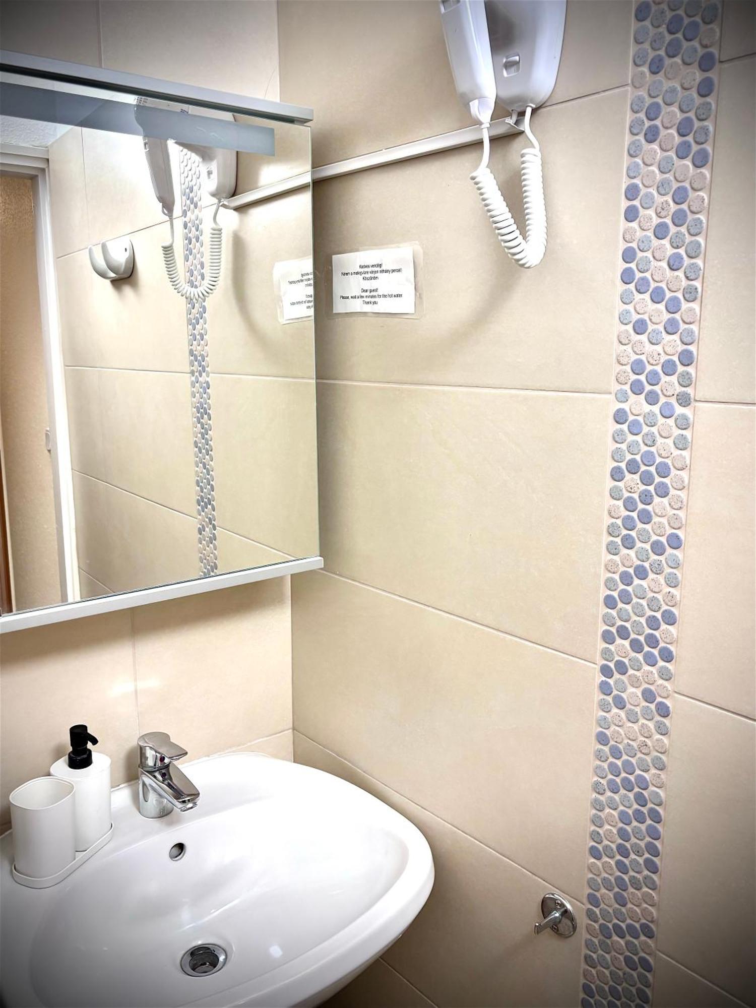 Airportmax Panzio Bed & Breakfast Vecses Bagian luar foto